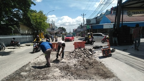 Perbaikan jalan (rekondisi) di salah satu lokasi proyek IPAL di Jalan KH Ahmad Dahlan, Pekanbaru, belum lama ini.